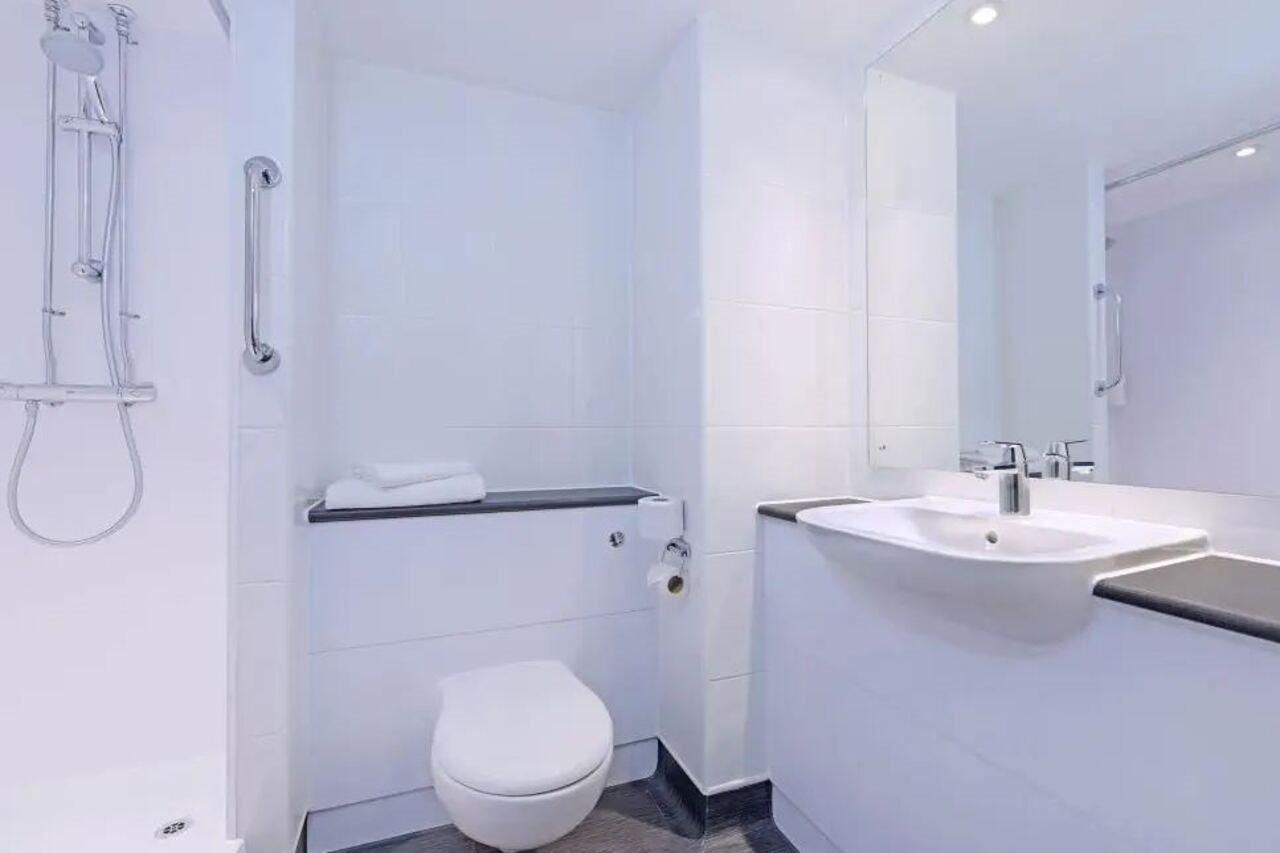 Mercure London Gatwick Airport Хорли Экстерьер фото