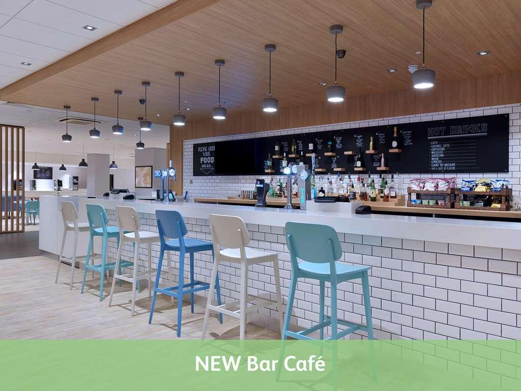 Mercure London Gatwick Airport Хорли Ресторан фото