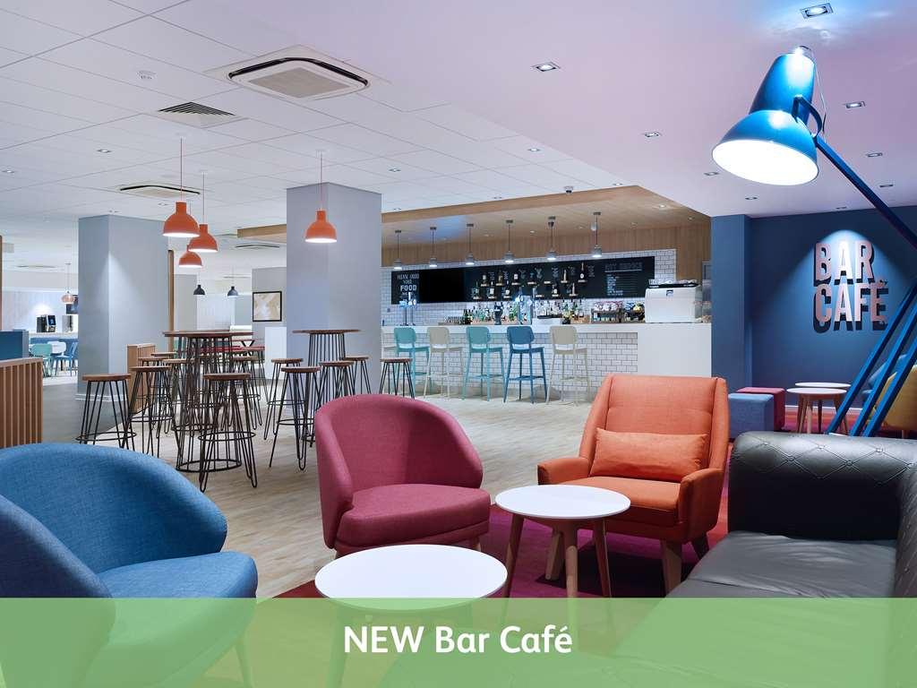Mercure London Gatwick Airport Хорли Ресторан фото