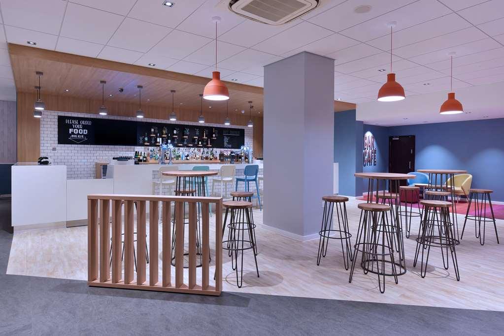 Mercure London Gatwick Airport Хорли Ресторан фото