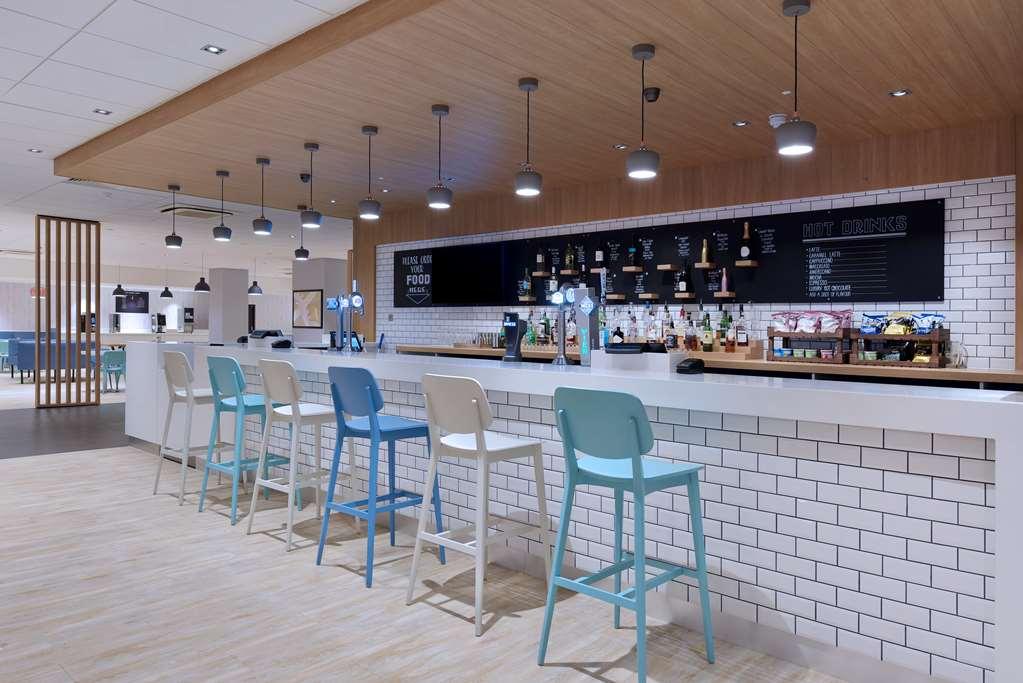Mercure London Gatwick Airport Хорли Ресторан фото