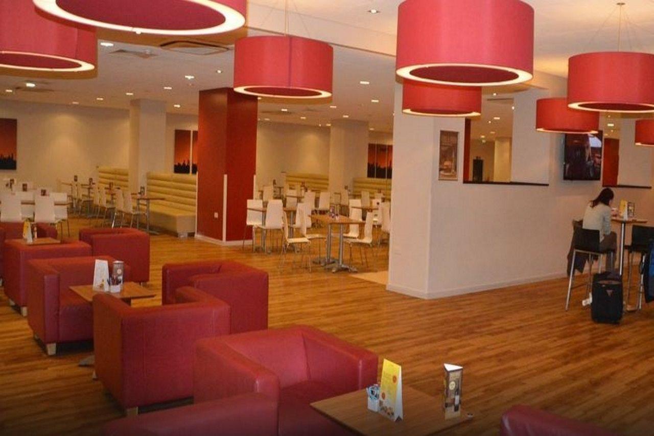 Mercure London Gatwick Airport Хорли Экстерьер фото