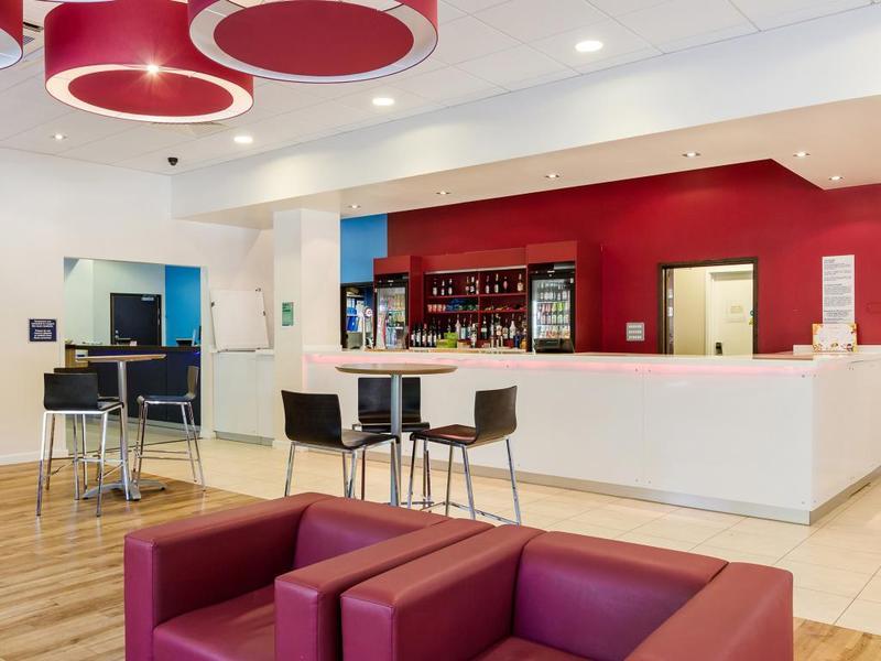 Mercure London Gatwick Airport Хорли Экстерьер фото