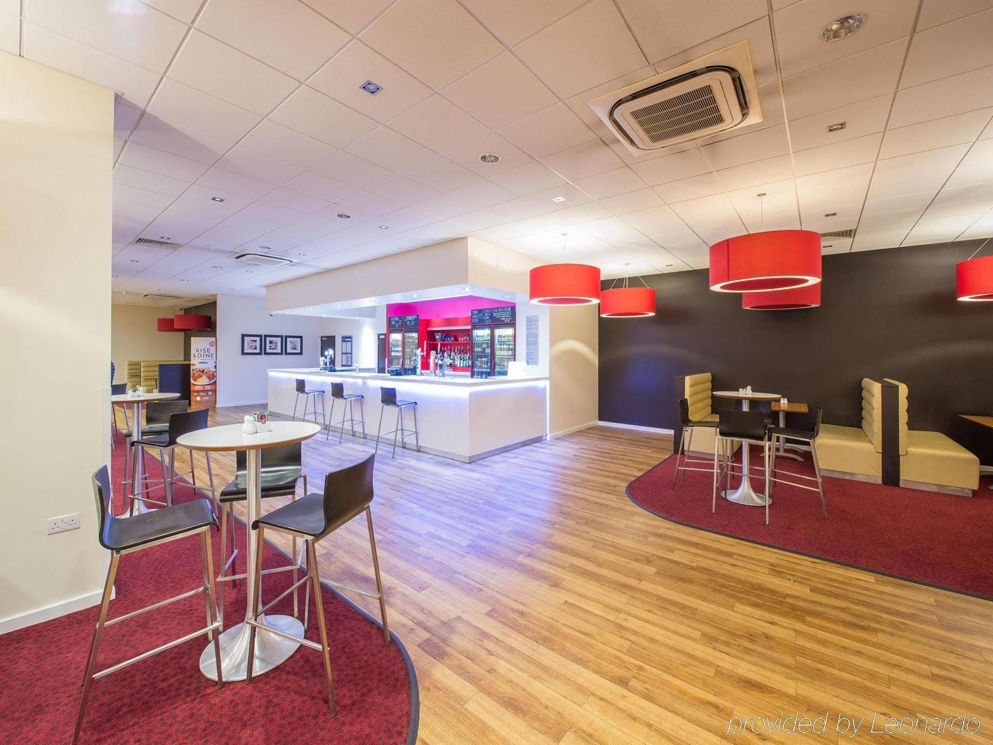 Mercure London Gatwick Airport Хорли Экстерьер фото