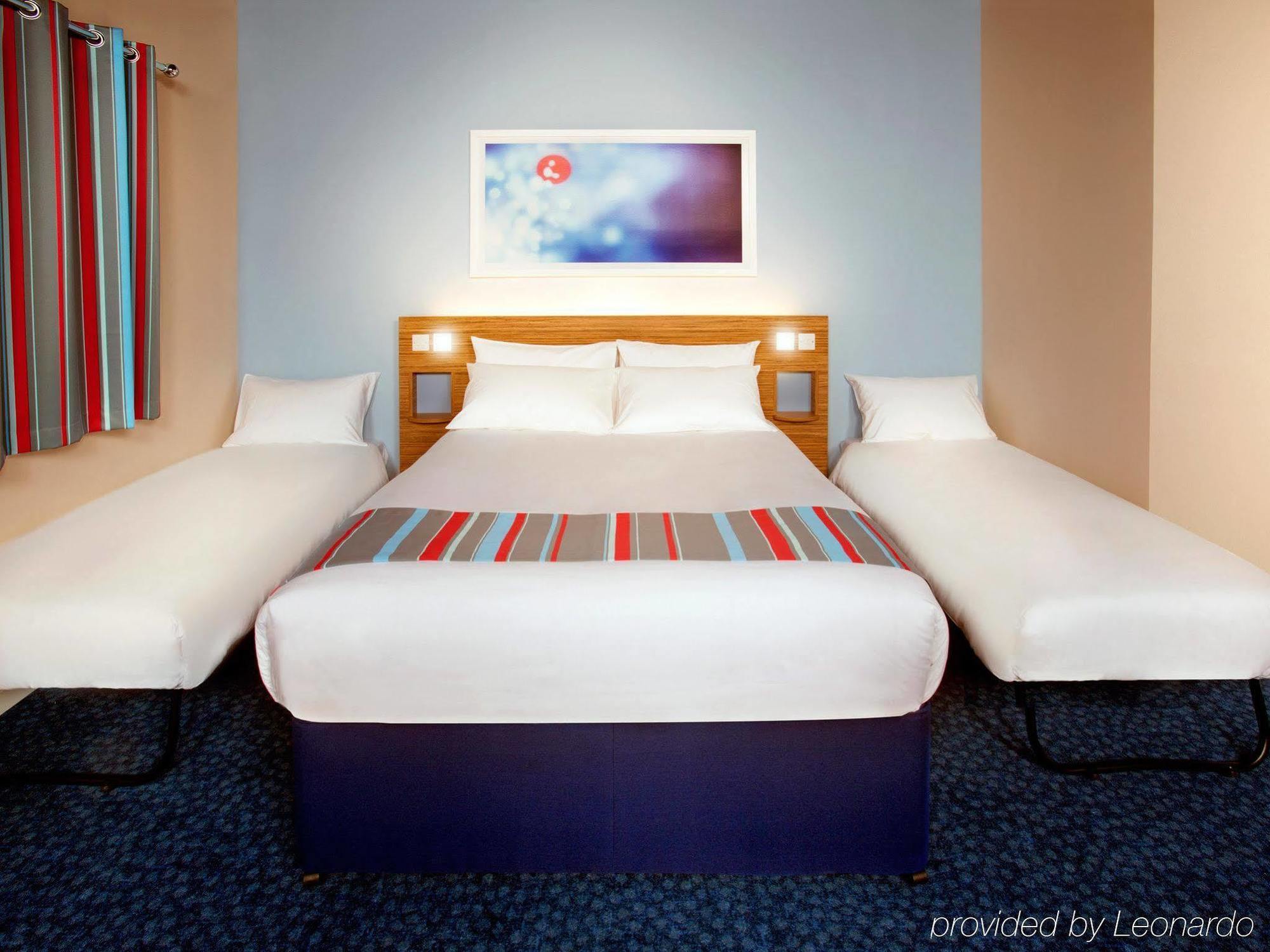 Mercure London Gatwick Airport Хорли Экстерьер фото
