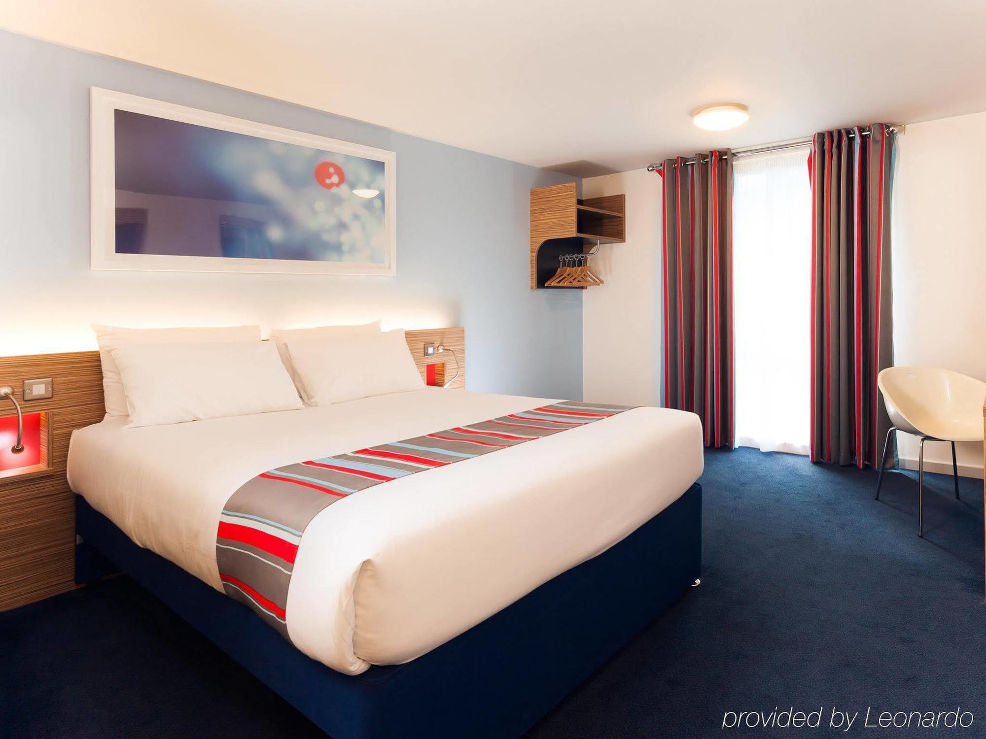 Mercure London Gatwick Airport Хорли Экстерьер фото