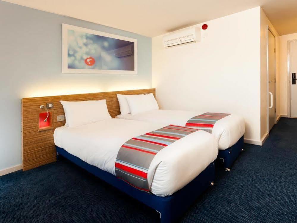 Mercure London Gatwick Airport Хорли Экстерьер фото